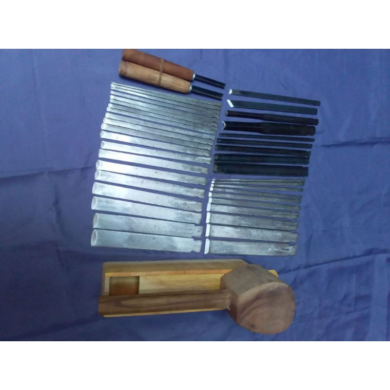 tatah pahat ukir kayu Jepara bahan baja.