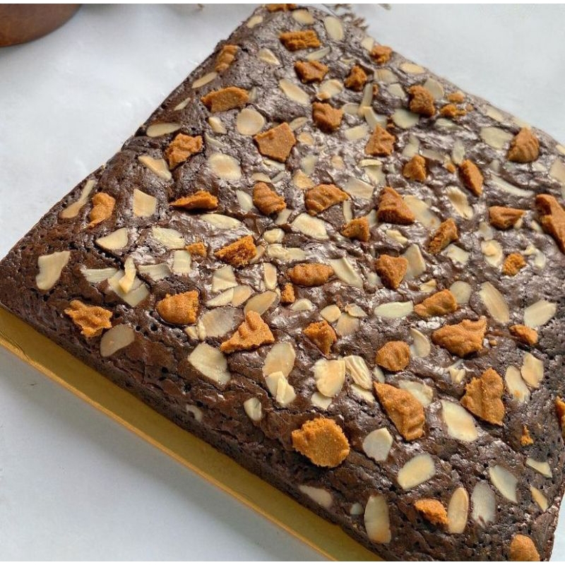 

happiness brownis fudgy / panggang premium 20x20cm topping almond slice dan biskuit lotus