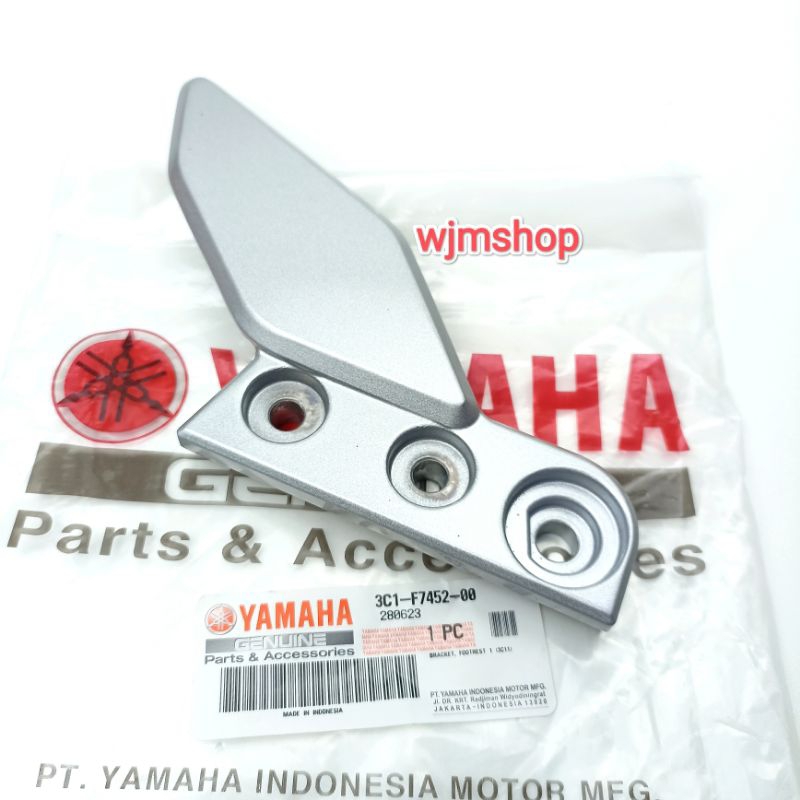 BREKET FOOTSTEP  KIRI DEPAN VIXION VIXION NEW NVL 2014 3C1-F7452-00 ORIGINAL YGP YAMAHA GENUINE PART
