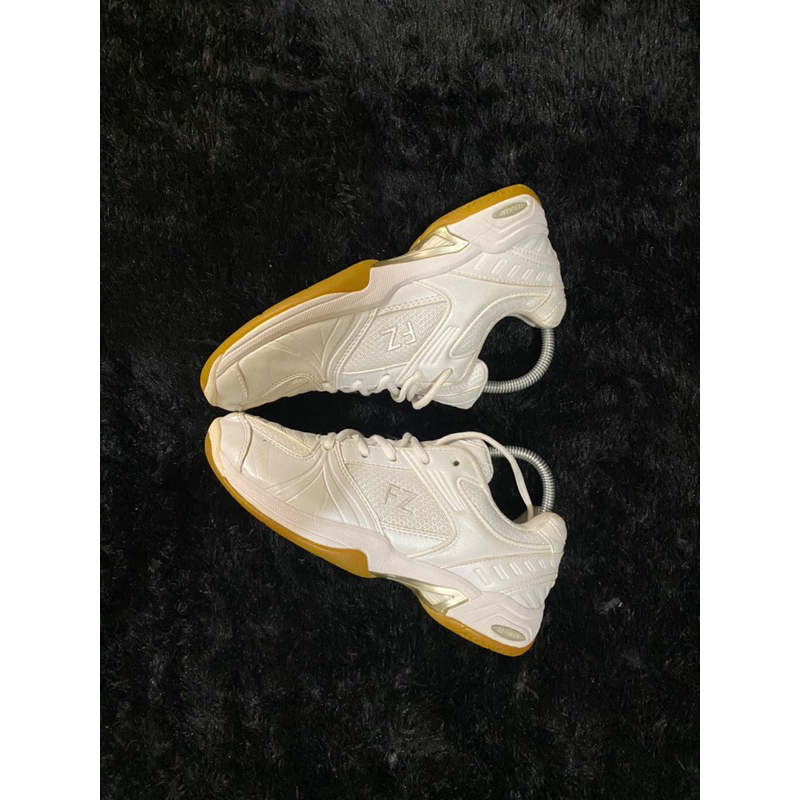 SEPATU BADMINTON FZ FORZA