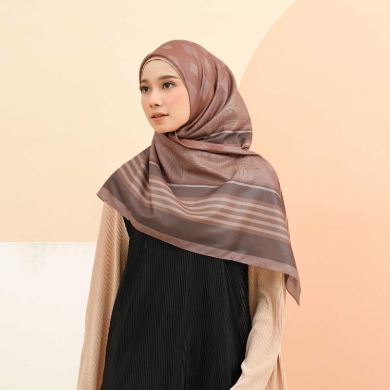 Hijab Motif Segi Empat Deenay Asami Series