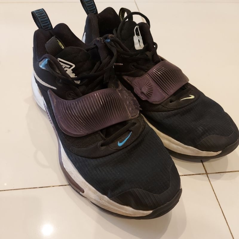 Sepatu Basket Nike  Second Size 45