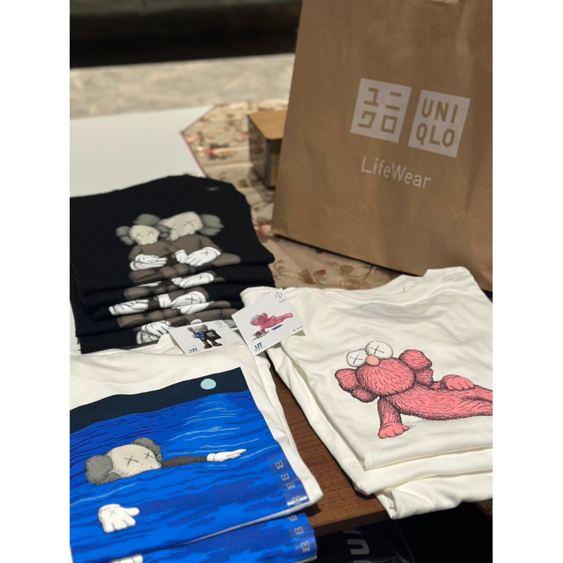 UNIQLO X KAWS UNIQLO KAWS BAJU UNIQLO BAJU KEREN BAJU SANTAI BAJU KAOS KAOS UNIQLO