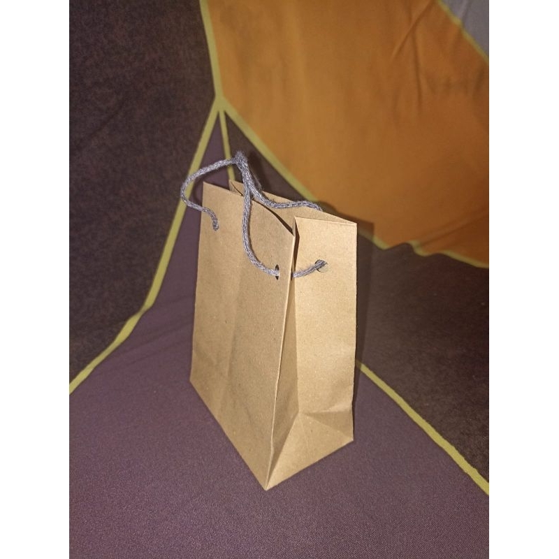 

Paperbag Mini Tali Grey |GoodieBag Kertas Souvernir Mini Tali Grey Ukuran 10x6x13cm