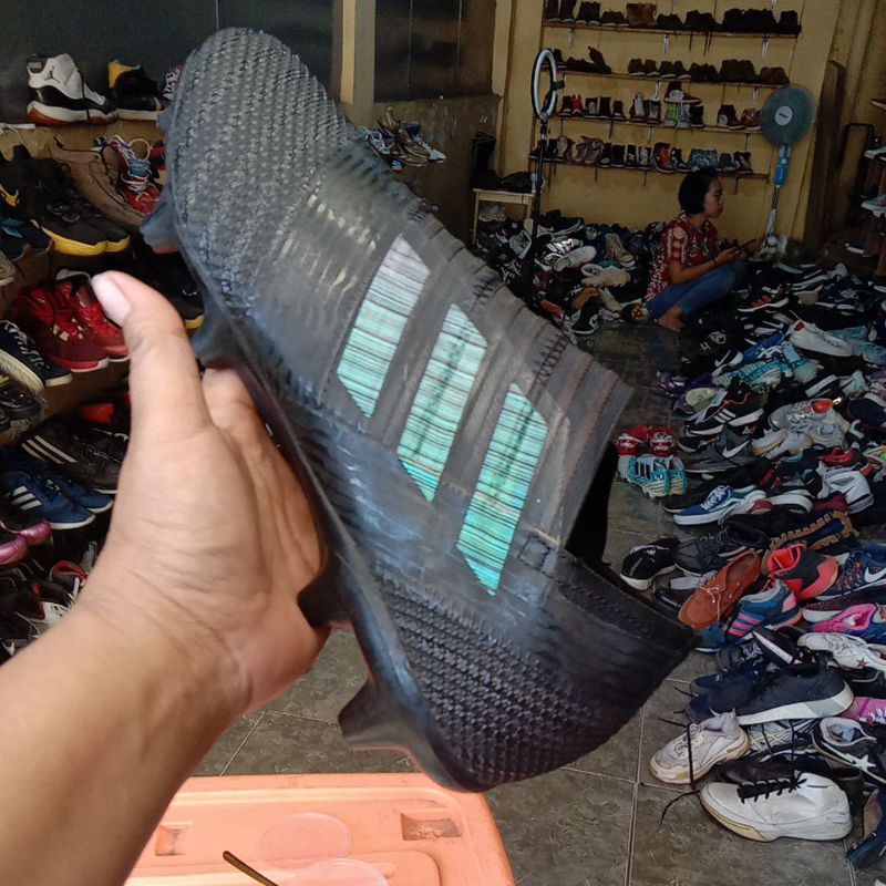 sepatu bola size 45 hitam