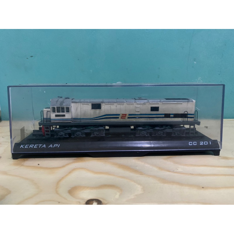 miniatur lokomotif CC201 Agung craft