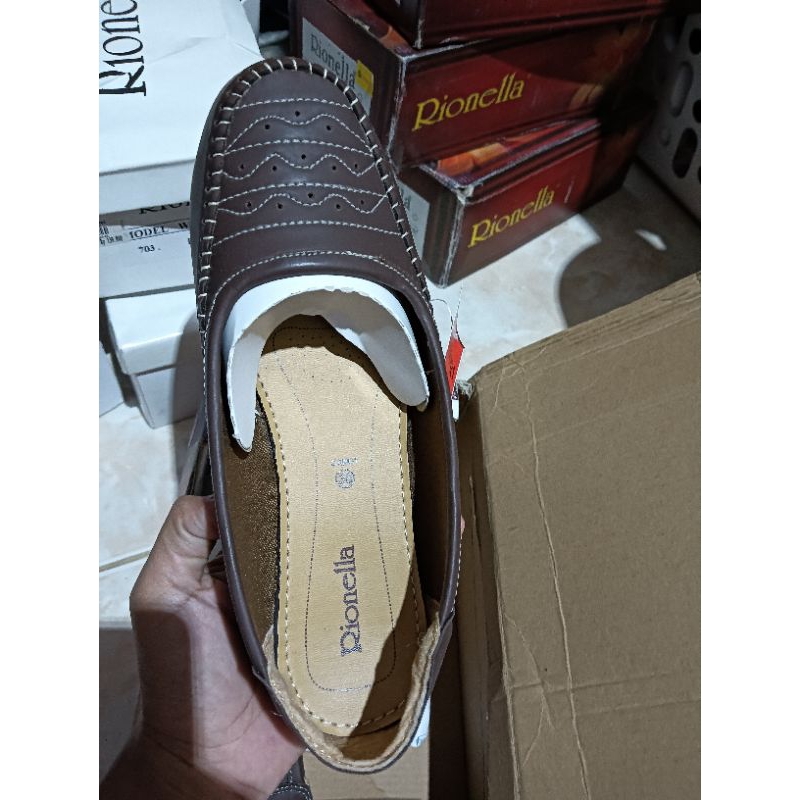 Ready Sepatu Rionella warna coklat size 38