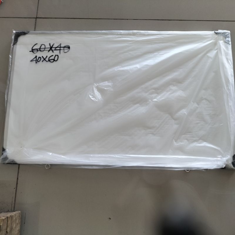 

Papan tulis 40x60 WHITEBOARD/ putih+ KAPUR/ hitam gantung