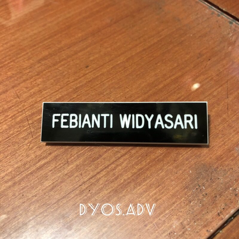 

Nametag papan nama peniti