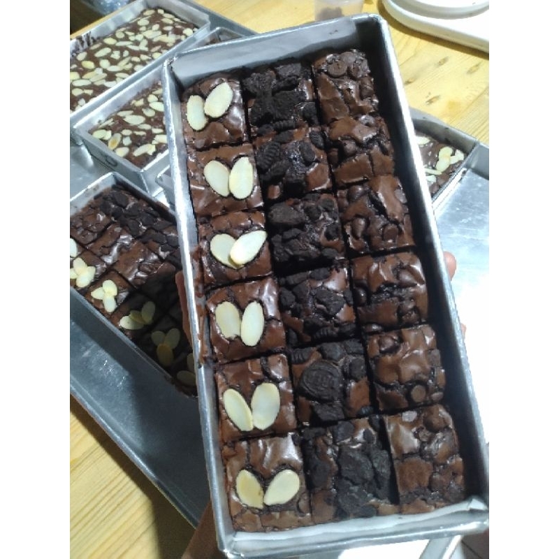 

Fudgy Brownies Coklat Premium toping 22x10cm (sekat 18)