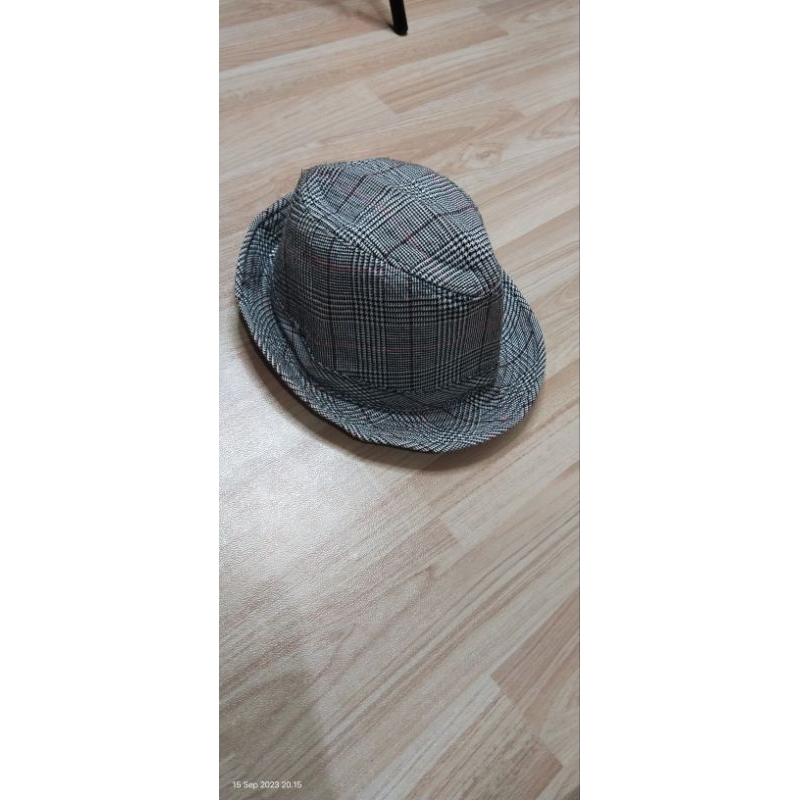 Topi pantai preloved