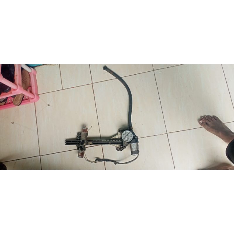 power window set depan kanan mazda 323 ford laser