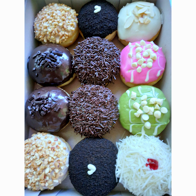 

Donat topping Campur 1 box isi 12 pcs emput dan lembut