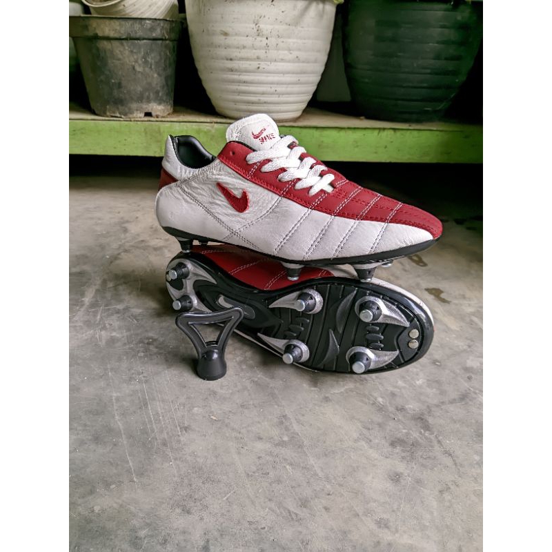 SepatuSepakBolaPullBesiKulit