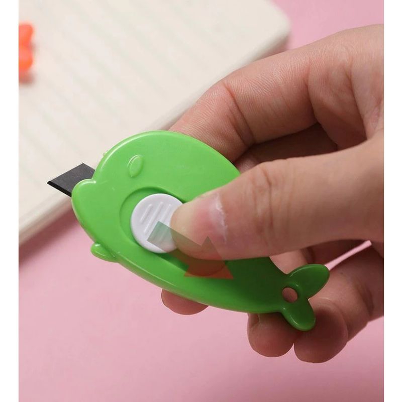 

PISAU CUTTER MINI KARAKTER / PISAU KATER PACKING UNBOXING PAKET KECIL / PISAU PEMOTONG KERTAS MINI KANTOR ATK SEKOLAH TRAVEL PORTABLE KNIFEFITUR :