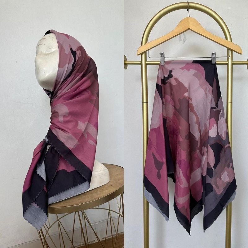 Hijab Segi Empat Voal Sublime Motif Flower Warna Hitam Pink Dusty Jilbab Kerudung Terbaru