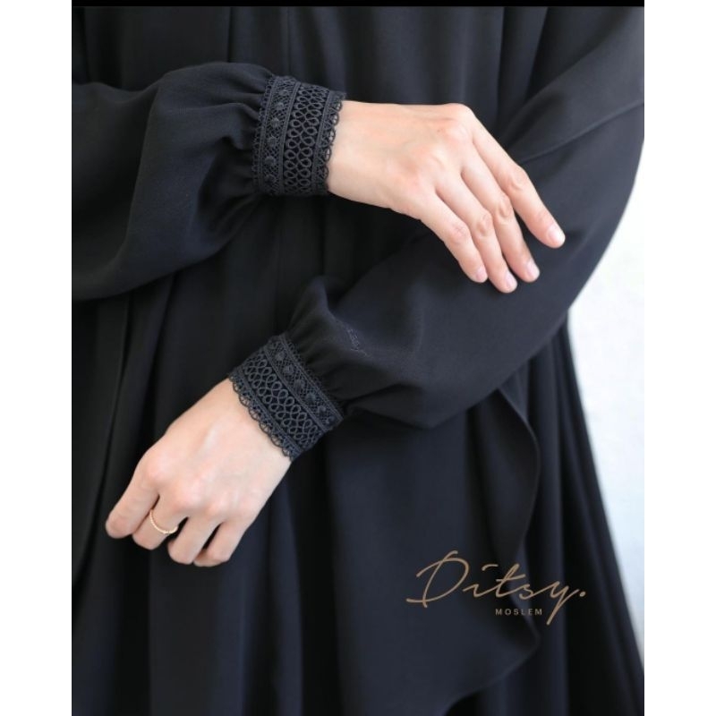 Linnaea Lura Black Ditsy edisi bulan September-Oktober