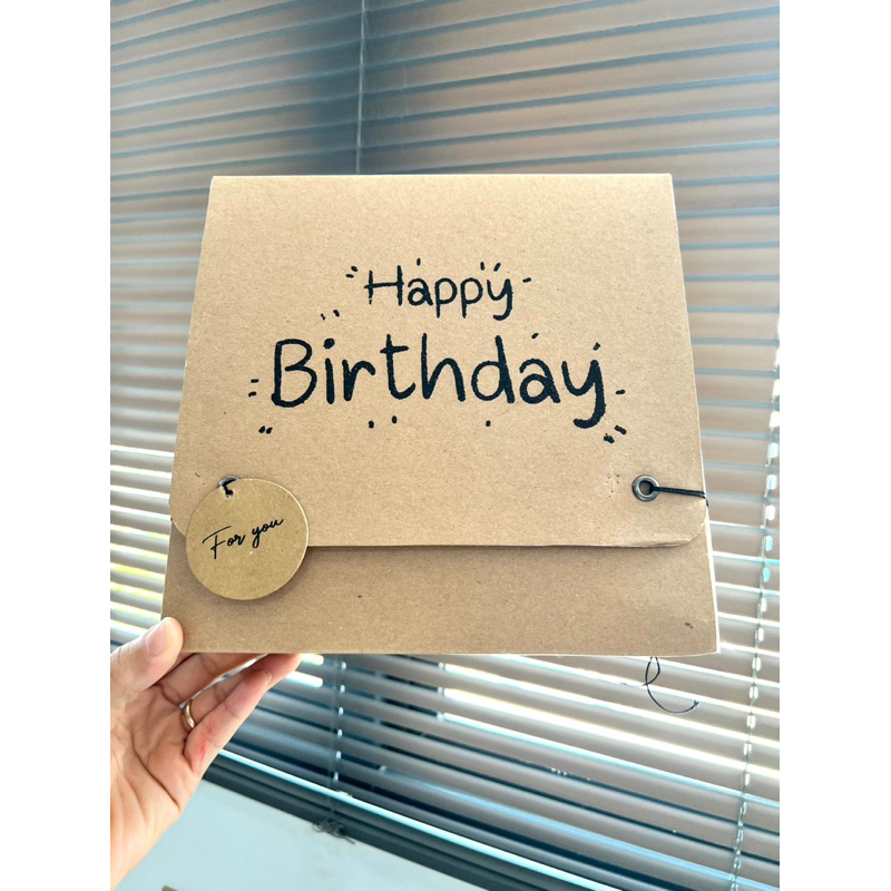 

Box happy birthday bagmail size 22,5x22,5x7 free handtag cocok buat kado ultah