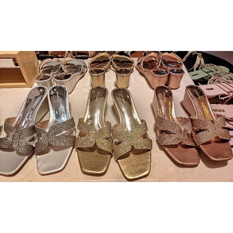 ALVERA WEDGES URBAN & CO