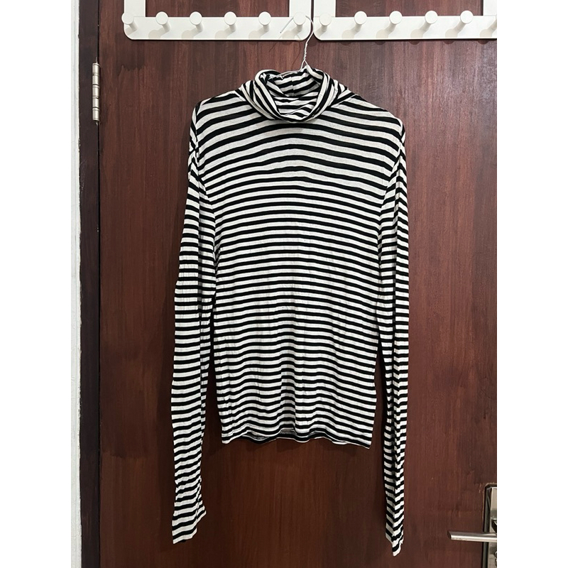 kaos / t-shirt / tee / turtleneck / garis-garis / hitam / putih / striped / preloved (h&m / divided)