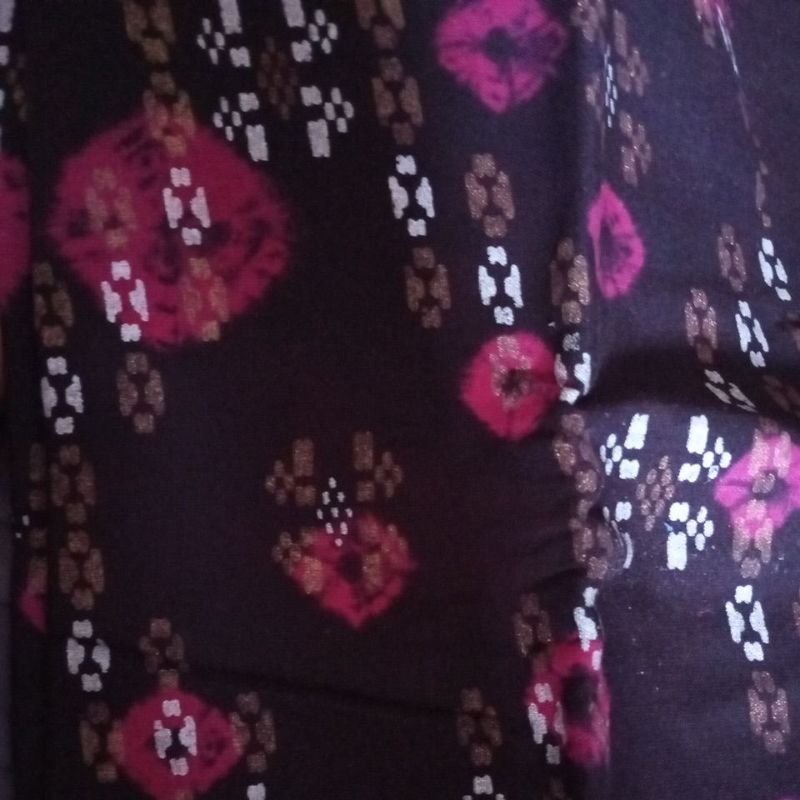 PRELOVED KAIN LEMBARAN MOTIF BUNGA MERAH