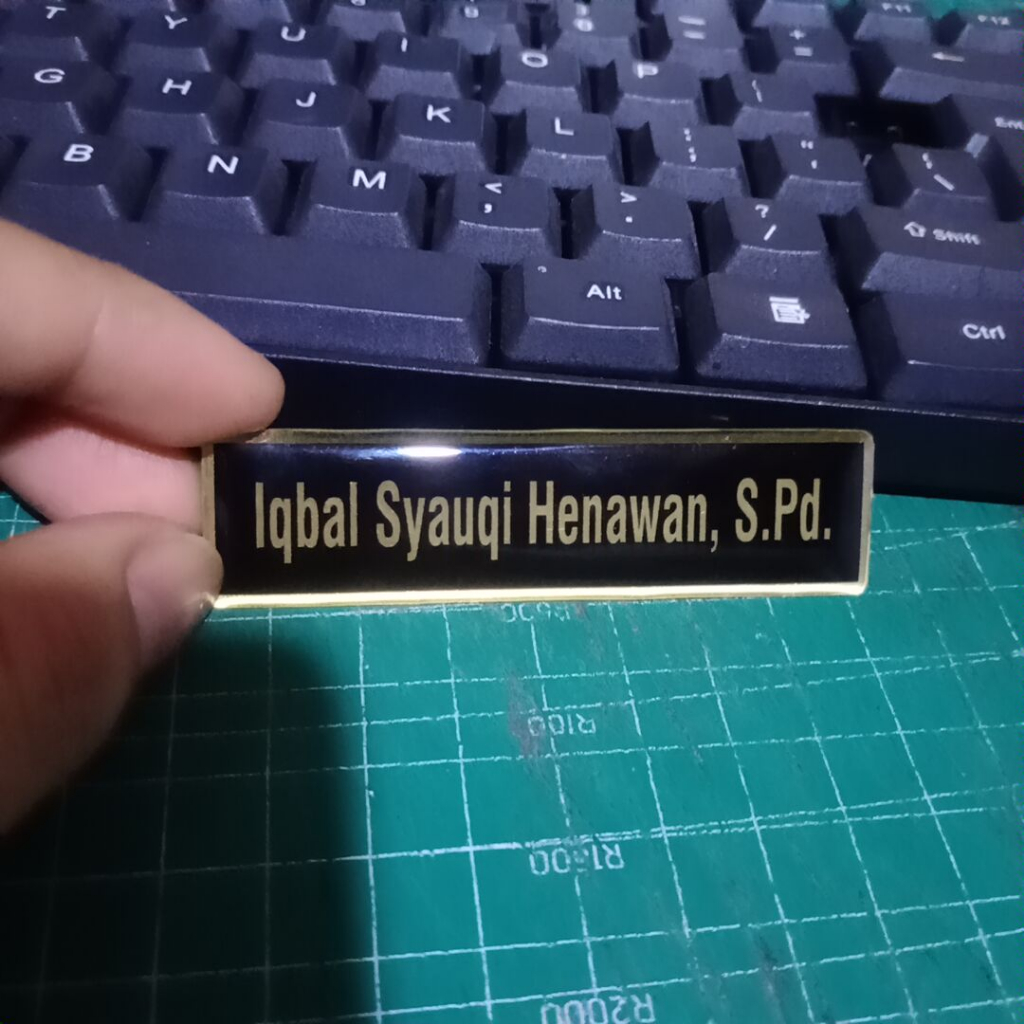 

Nametag Exclusive Gold dan Silver Papan Nama Dada Peniti Magnet