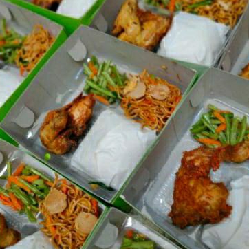 

Nasi box nasi kotak ayam dan tumisan by Aurora Kitchen boleh pilih menu sukasuka