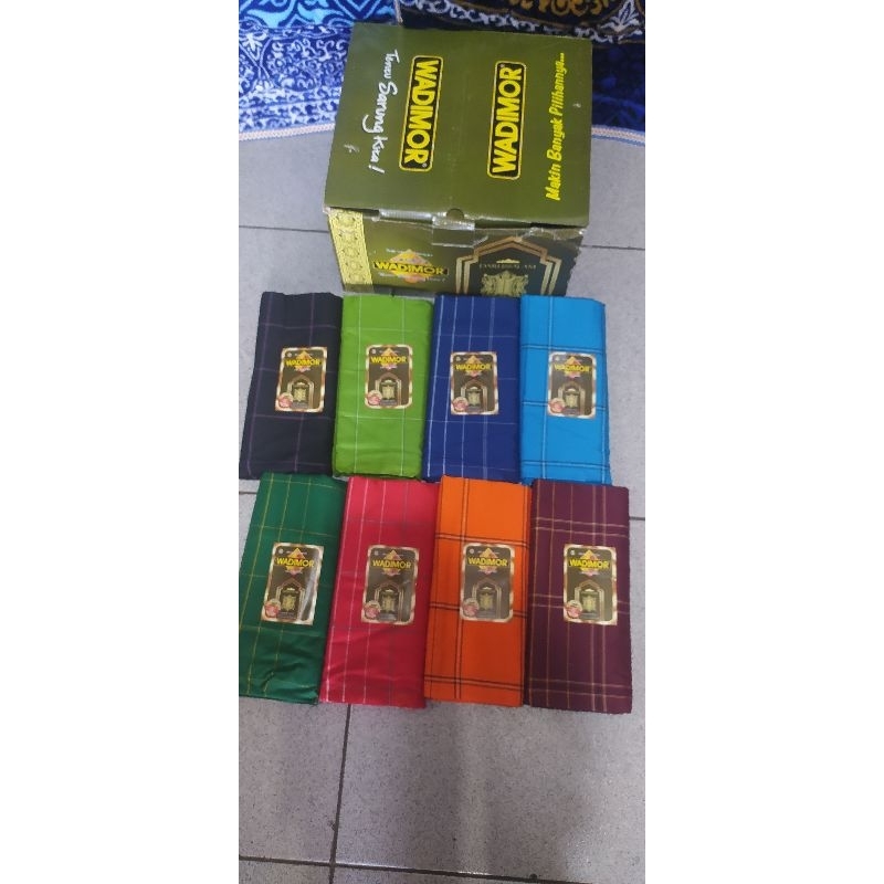sarung tenun wadimor  motif kotak donggala warna