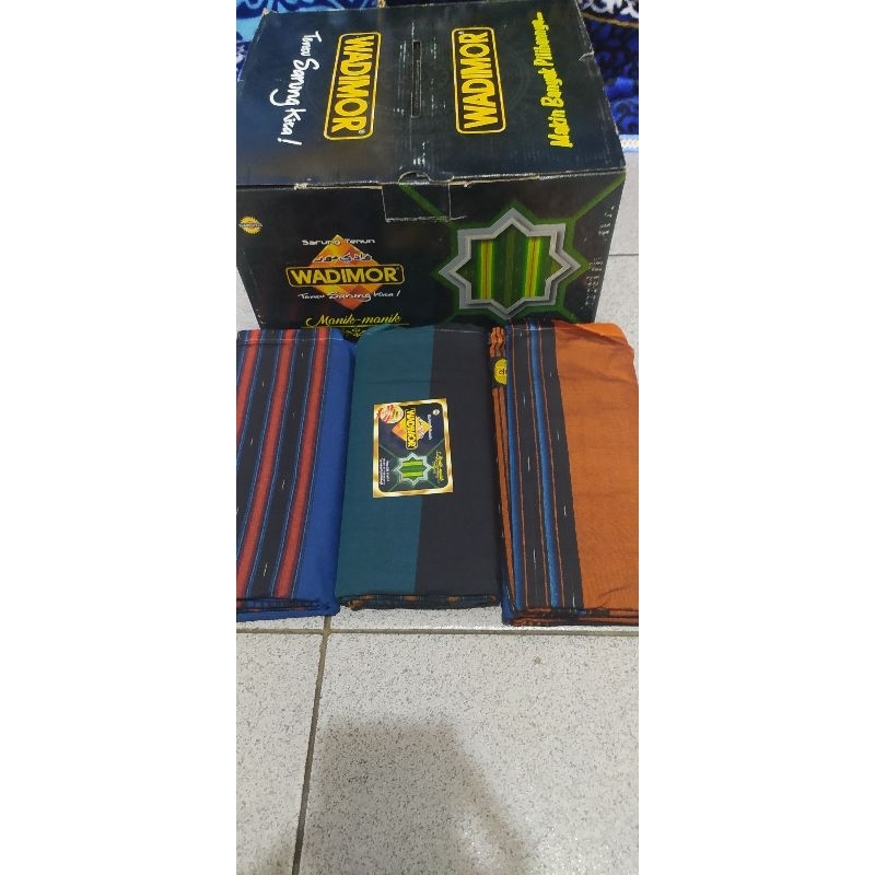 sarung tenun wadimor manik manik