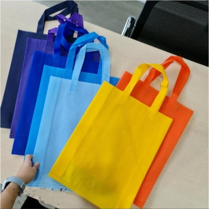 

Tas Kain / Goodie Bag / Tas Spunbond Handle Lipat Samping ukuran 25 x 30