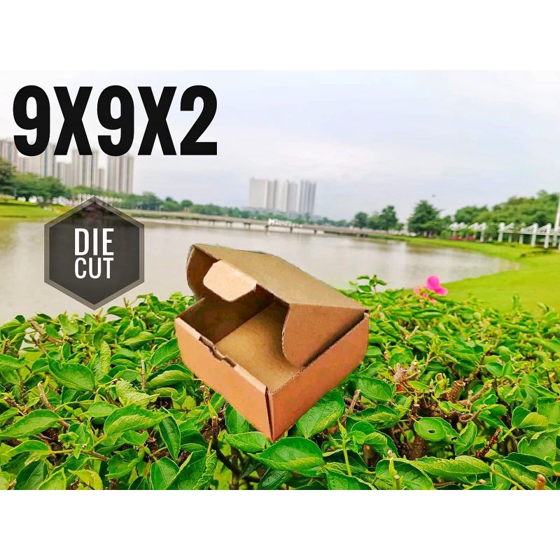

KARDUS UK 9x9x2 CM ....DIE CUT KOTAK PIZZA KARTON UNTUK PACKING SOUVENIR DLL