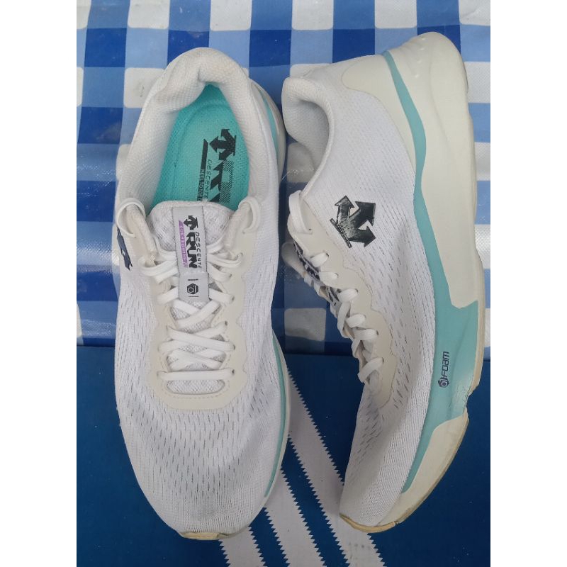 Sepatu descente running white