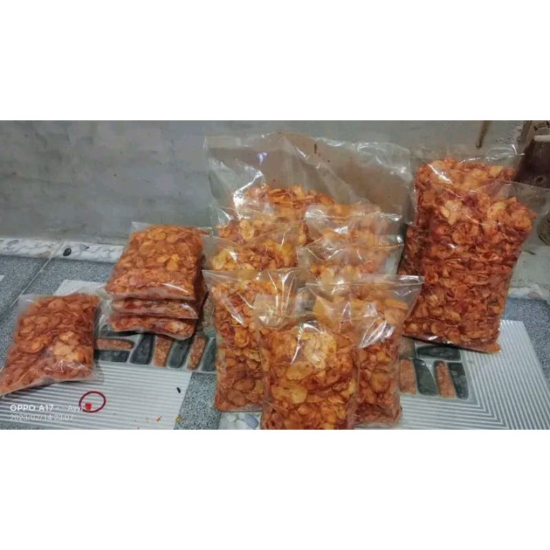 

keripik singkong pedas manis daun jeruk dibuat mendadak saat pesanan masuk