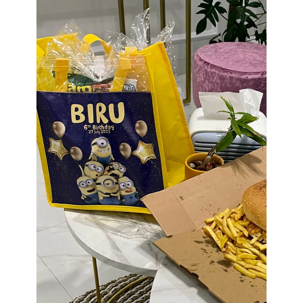 

TAS ULTANG TAHUN KOMBINASI MIKA DEPAN CUSTOM BESAR/ MUAT BENTO ATAU KOTAK NASI