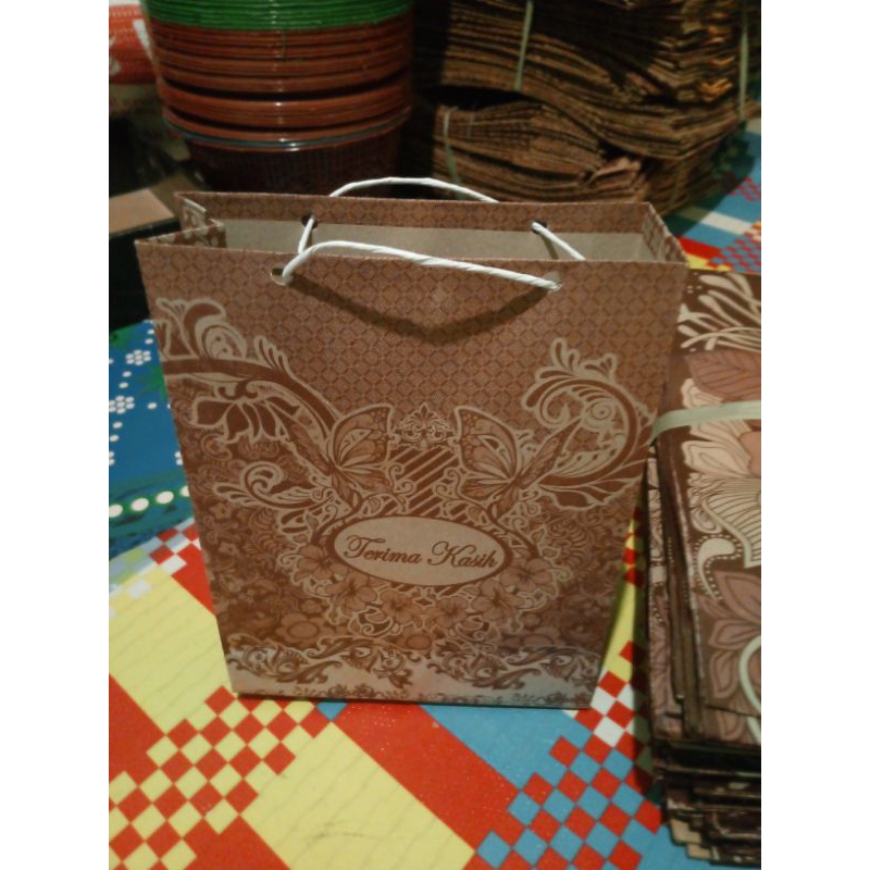 

PAPERBAG BATIK SEDANG TALI BESAR UKURAN 16X12X4 (100pcs)