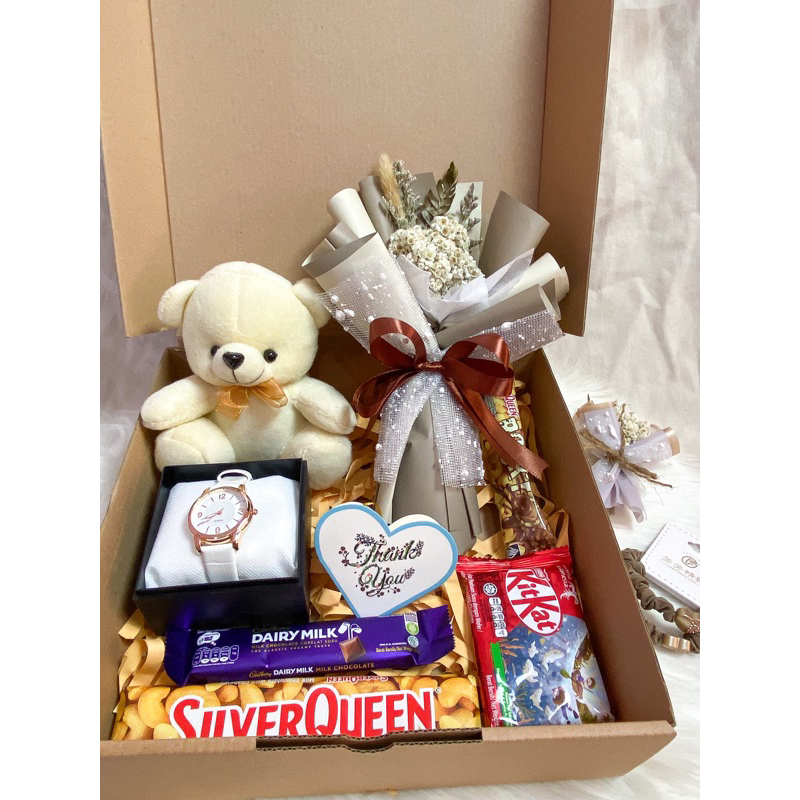 

Kado ulang tahun cewek / Hampers cewe / Kado wisuda / Gift box Birthday