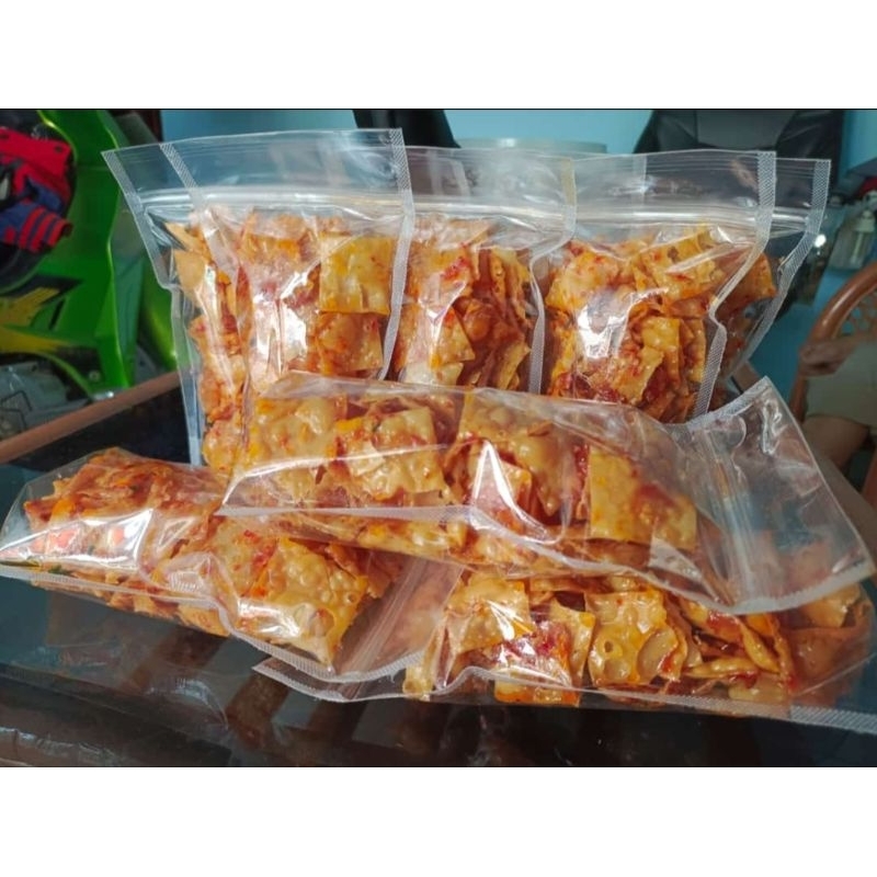 

keripik kulit pangsit pedasa manis