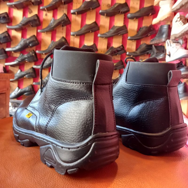 sepatu safety boot caterpilar pria kerja proyek lapangan kerja berat