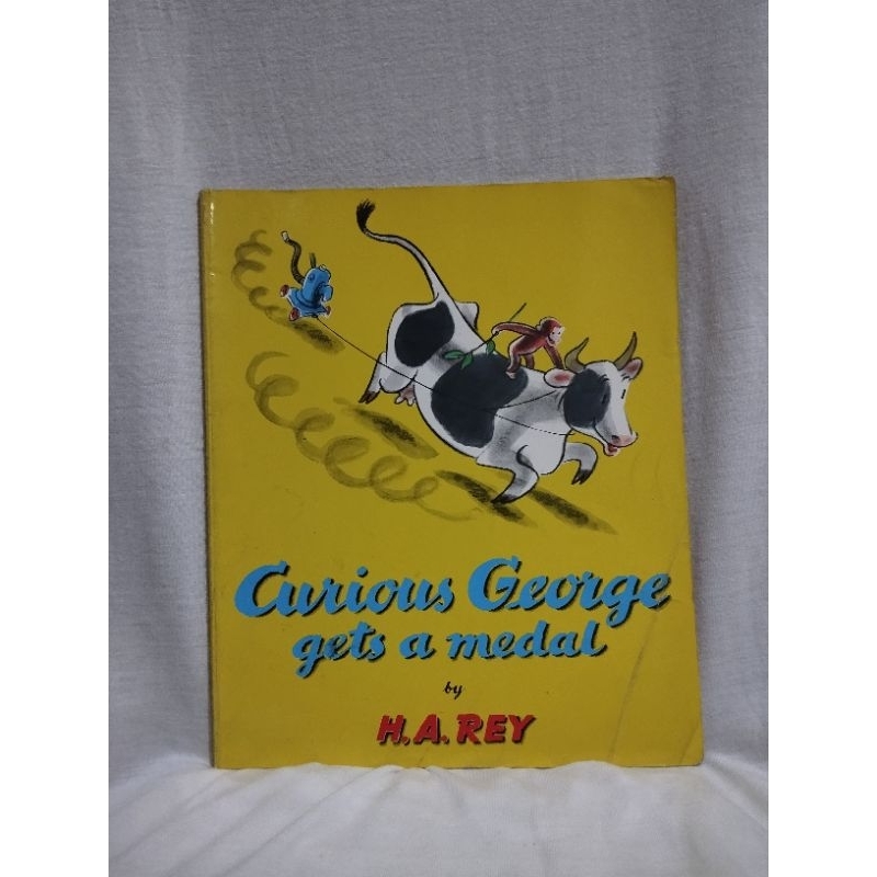 Curious George gets a Medal. Picture books. seken ori