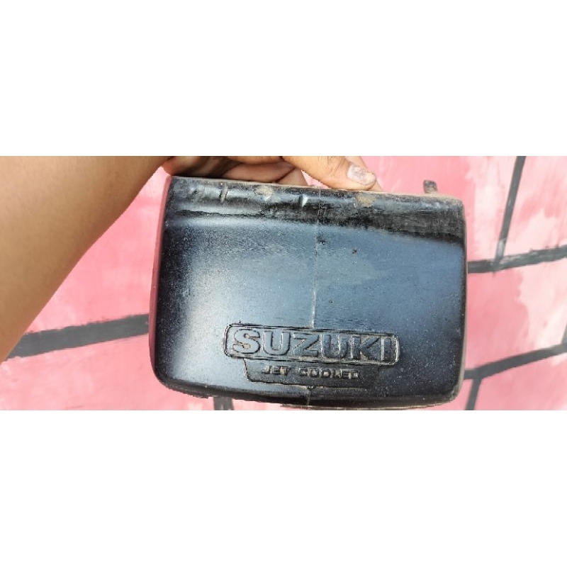 emblem belakang suzuki rc 100