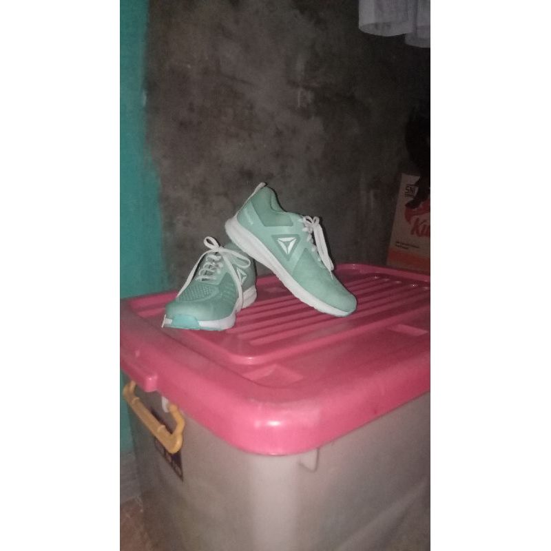 Sepatu REEBOK BEKAS