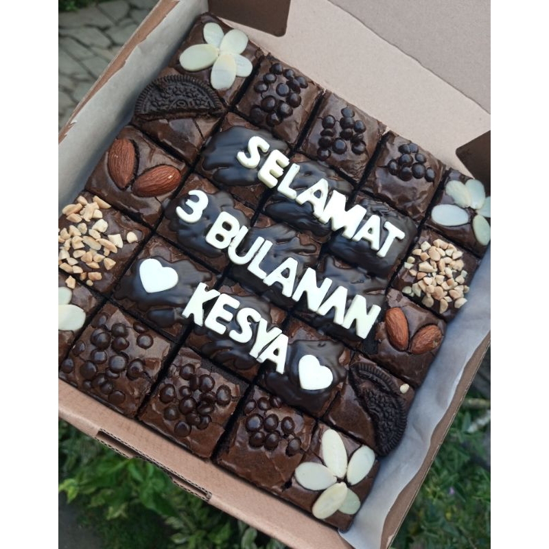 

CUSTOM FUDGY BROWNIES Large with Topping (Free lilin)✨