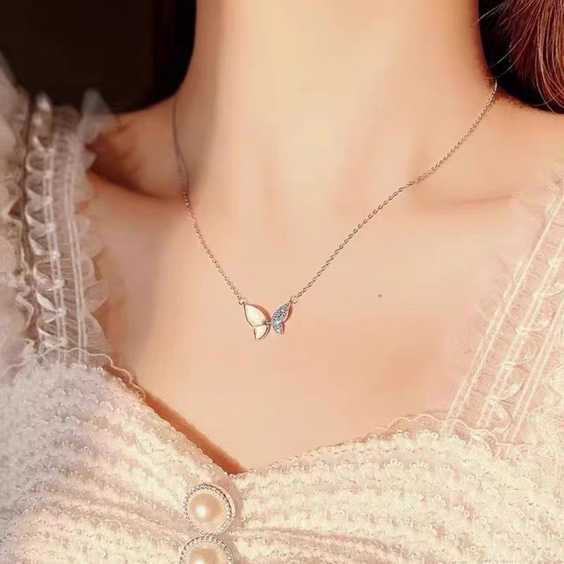 kalung kupu putih permata titanium cantik