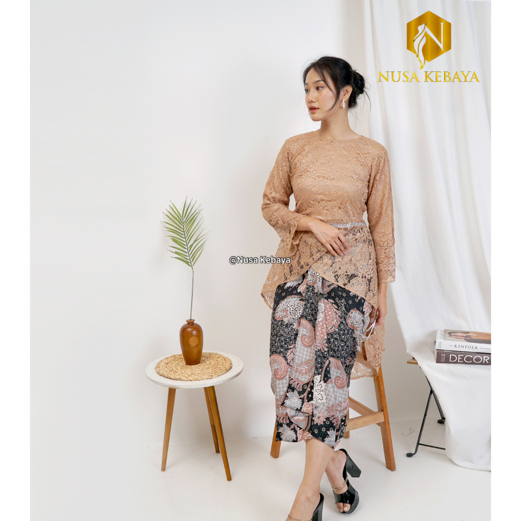 Setelan Kebaya Modern Bahan Brukat Set Rok Lilit Batik Motif Terbaru Untuk Wisuda Kondangan Pesta Tunangan Nikah Lebaran Hari Raya Natal Paskah Imlek Kartini Seni Tari Agar tampil cantik Manis Elegan dan Kasual Ready Ukuran Jumbo ( Syahrini ) Nusa Kebaya