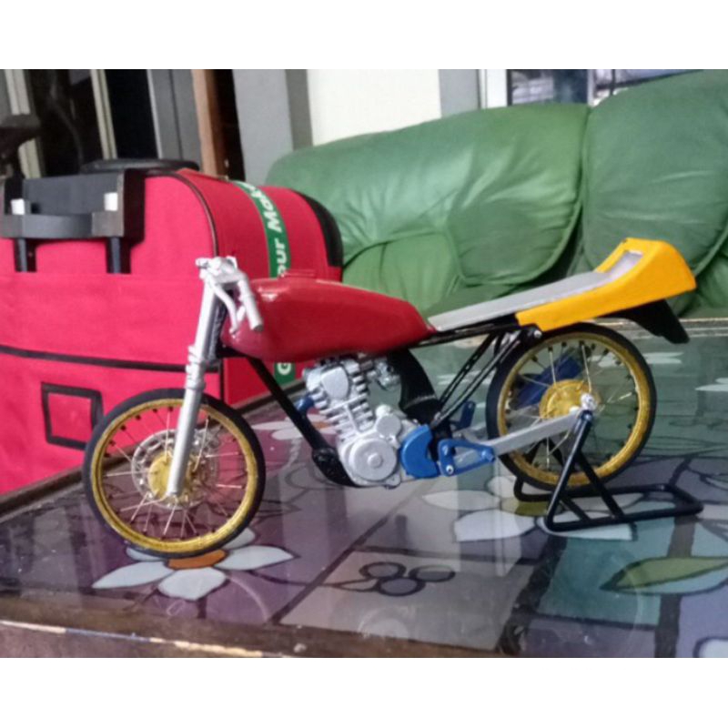 miniatur motor Honda gl pro warna merah