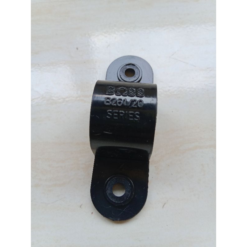 BOSS KLEM PIPA CONDUIT 20MM HITAM / CLAMP PIPA LISTRIK 20 MM