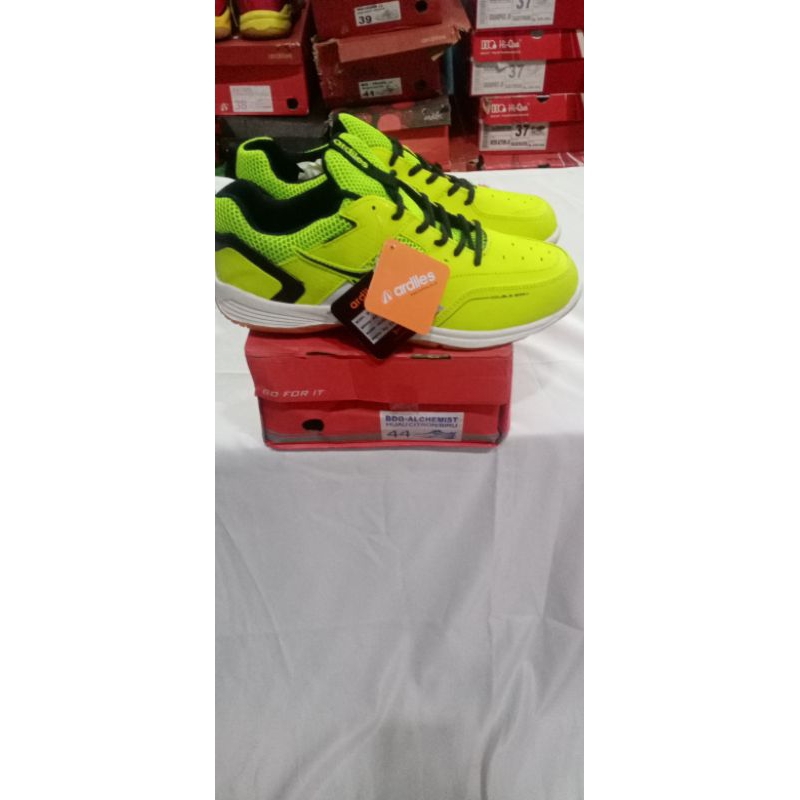 Ardiles sepatu badminton