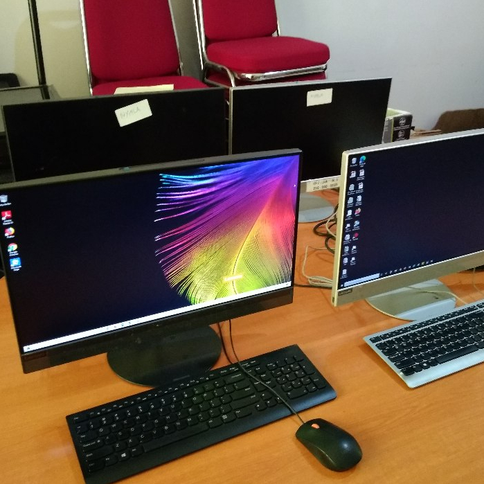 Komputer All in One Murah Merk Lenovo Ideacentre AIO 520-22IKU 4GB/1TB,/WIN10/21.5 INC/BLACK/Intel® 