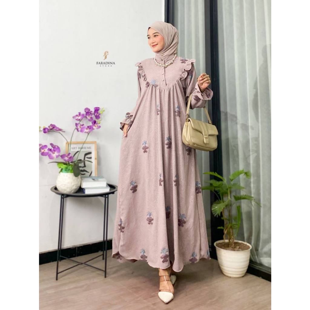 Dress Simple Elegan Crinkle Pompom Model Arina