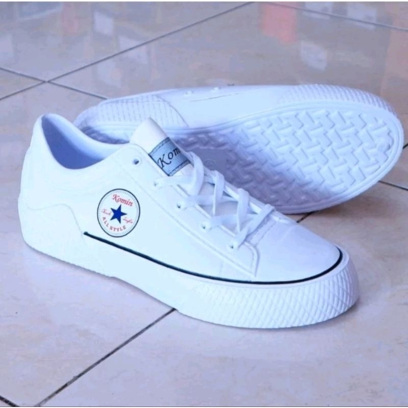 Sepatu karet putih komin